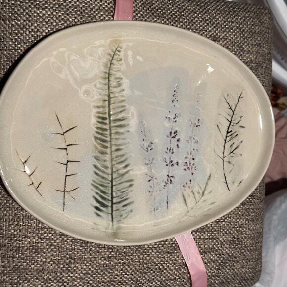 Decorative Ceramic Dish with Nature-Inspired Plant Design - Picture 1 of 1